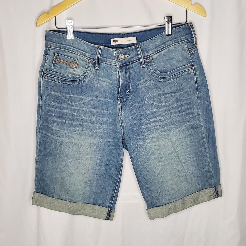 ♤ Levis Classic Bermuda Length Shorts Size 6
